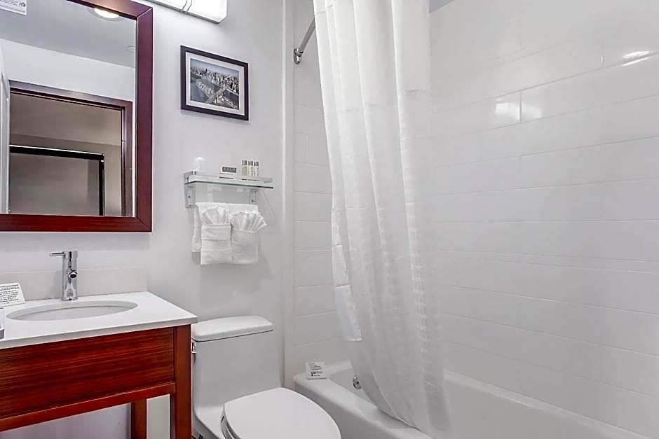Avion Near Lga Airport, An Ascend Collection 3*