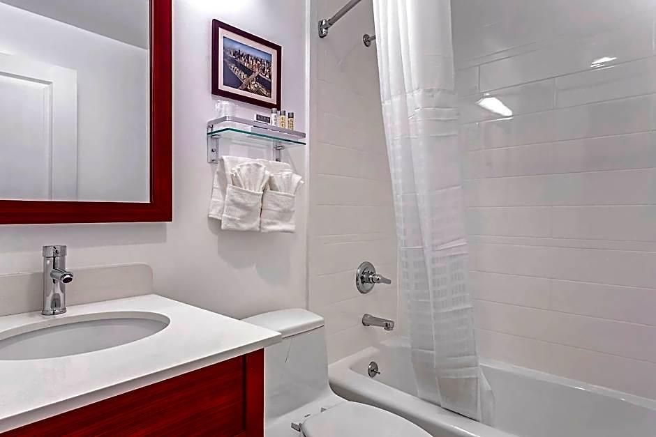 Avion Near Lga Airport, An Ascend Collection 3*