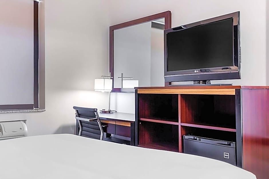 Avion Near Lga Airport, An Ascend Collection 3*