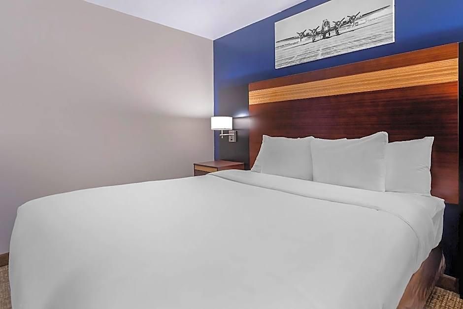 Avion Near Lga Airport, An Ascend Collection New York