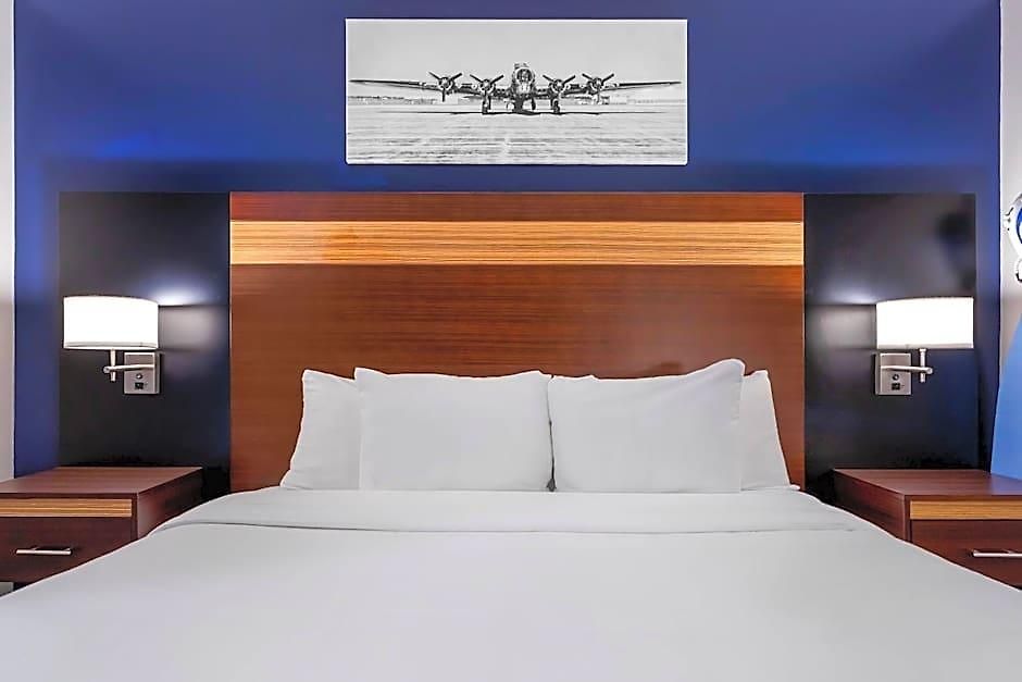 Avion Near Lga Airport, An Ascend Collection 3*