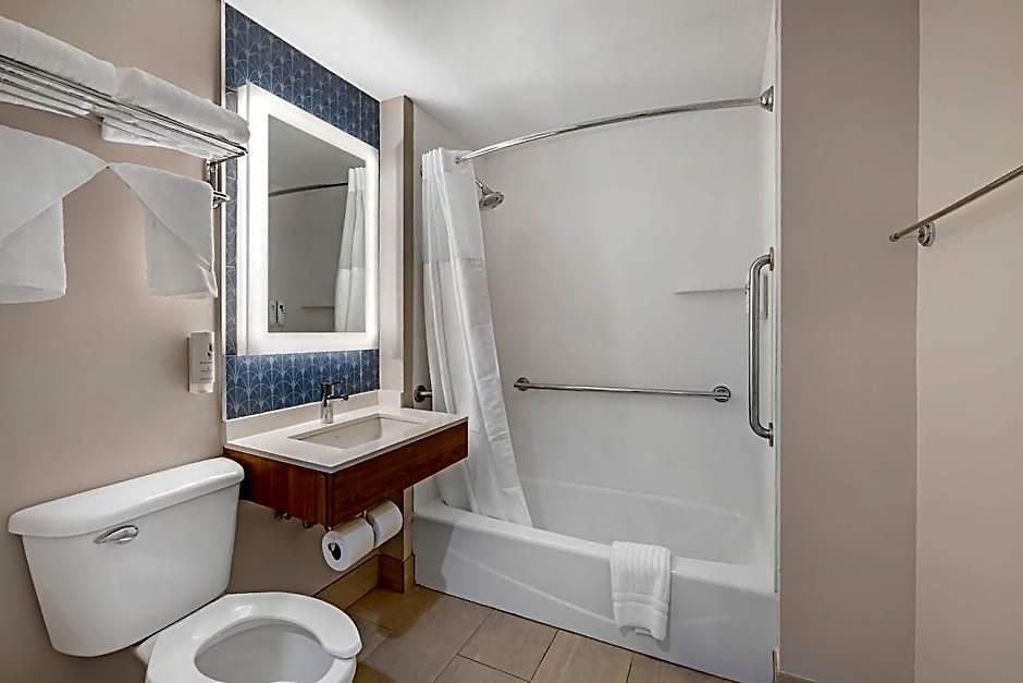Country & By Radisson, Staten Island New York