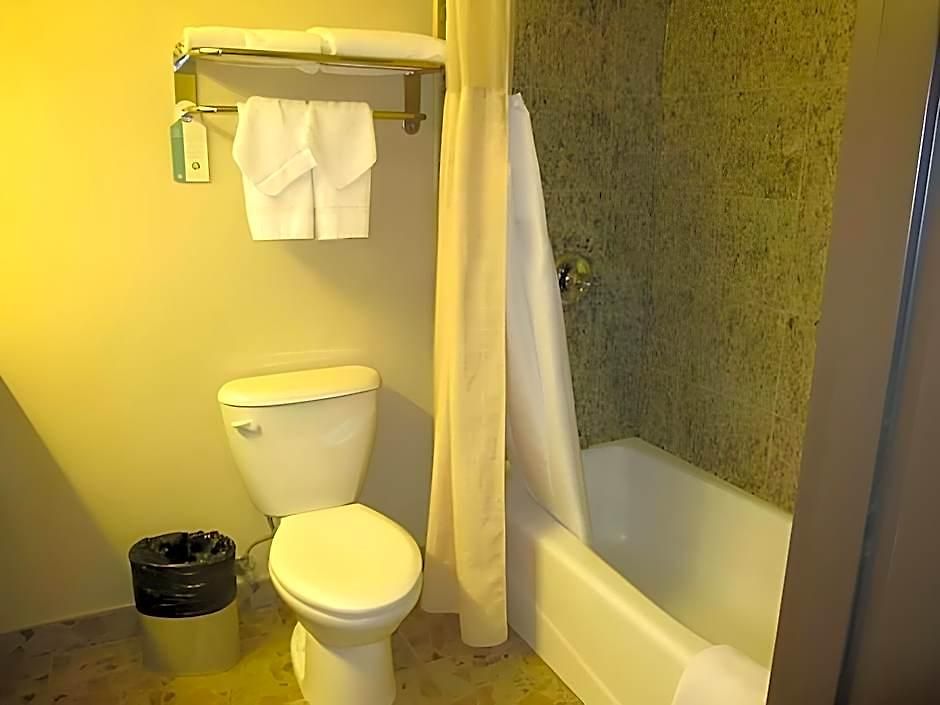 Travelodge By Wyndham Queens Hotel