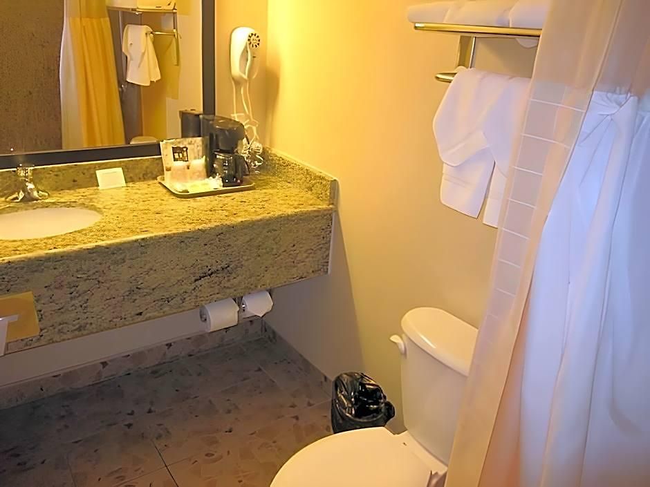 Travelodge By Wyndham Queens Hotel