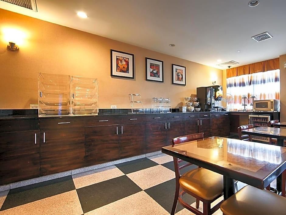 Hotel Western Plaza 3*