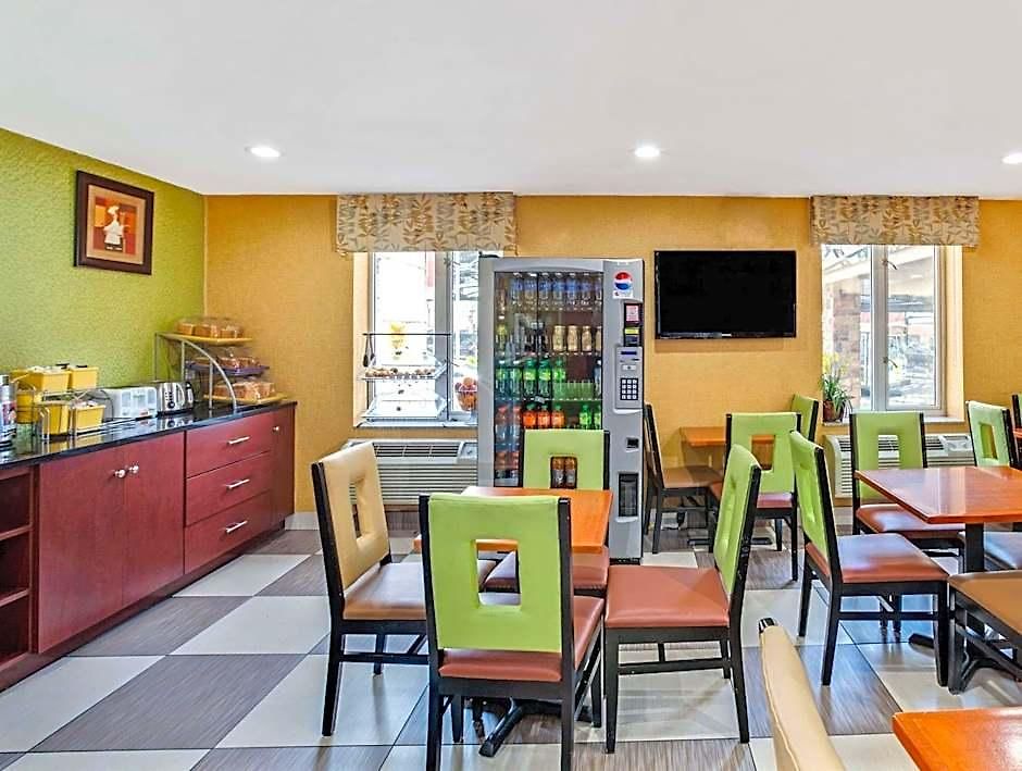 Days By Wyndham Long Island Hotel
