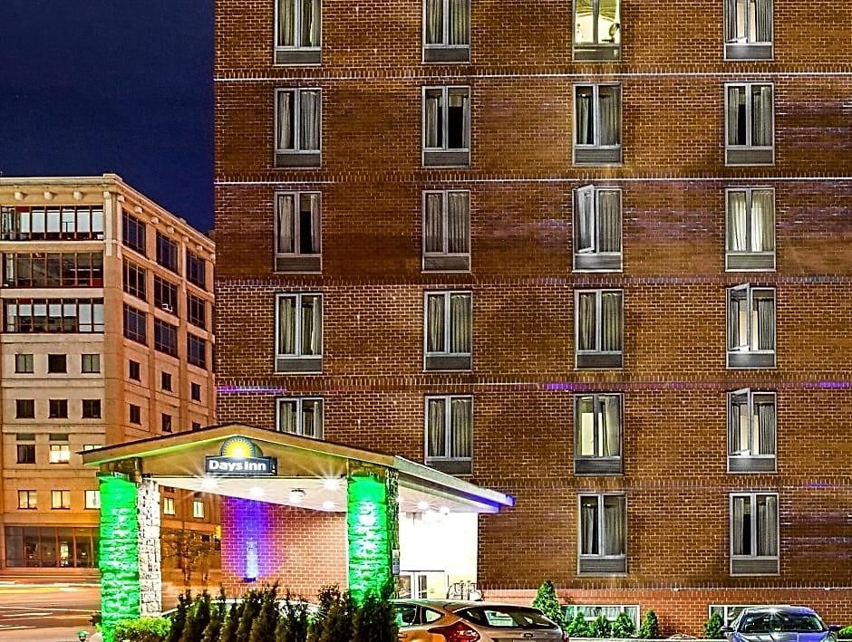 Days By Wyndham Long Island Hotel