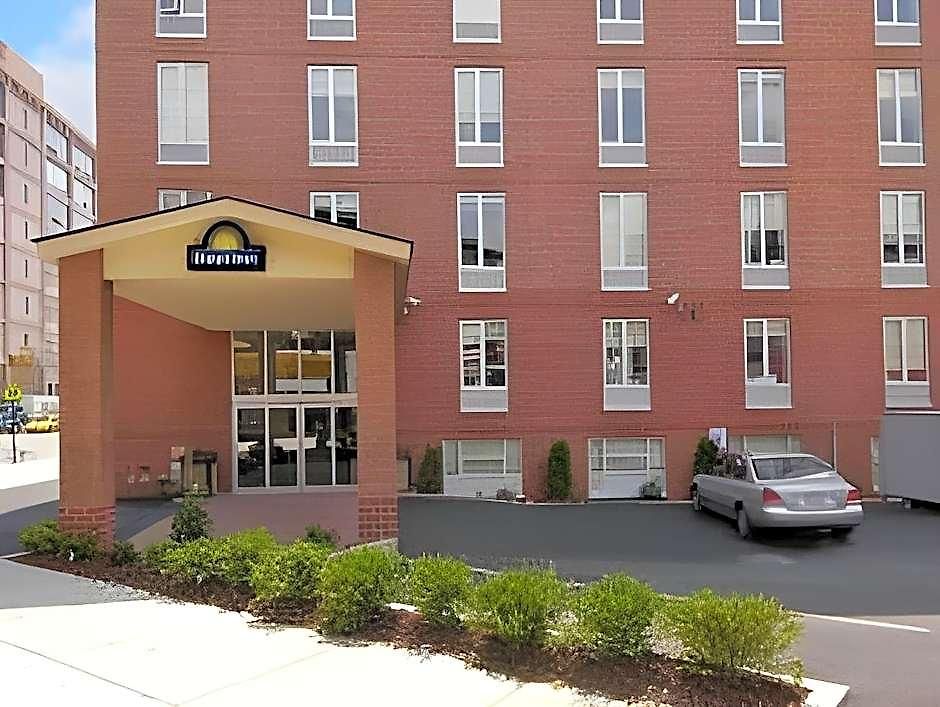 Days By Wyndham Long Island Hotel