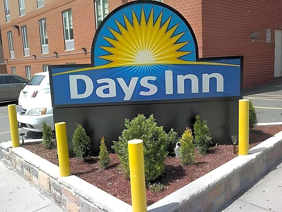 Days By Wyndham Long Island Hotel