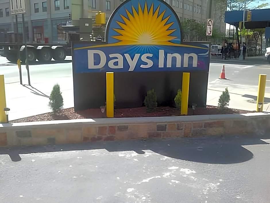 Days By Wyndham Long Island Hotel