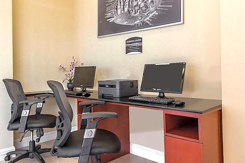 Hotel Comfort & Laguardia Airport 4*