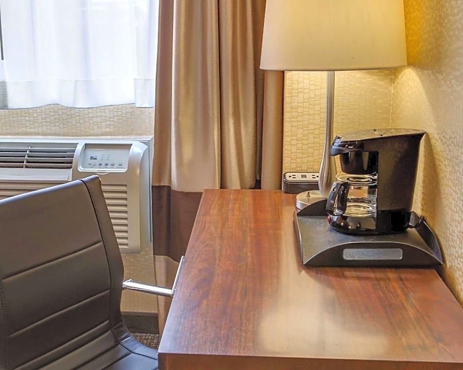 Ramada By Wyndham Times Square West 3*