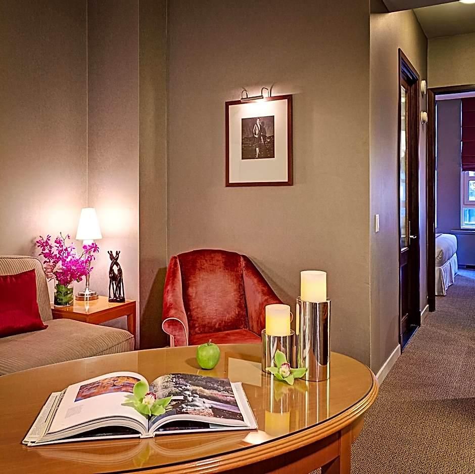 Giraffe By Library Collection 4* New York