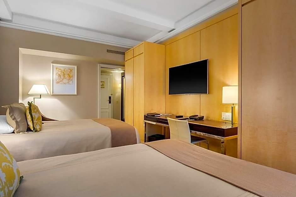 Omni Berkshire Place 4*