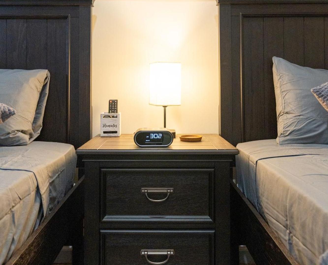 Elegant 2 Bedroom W Modern Amenities Apartment