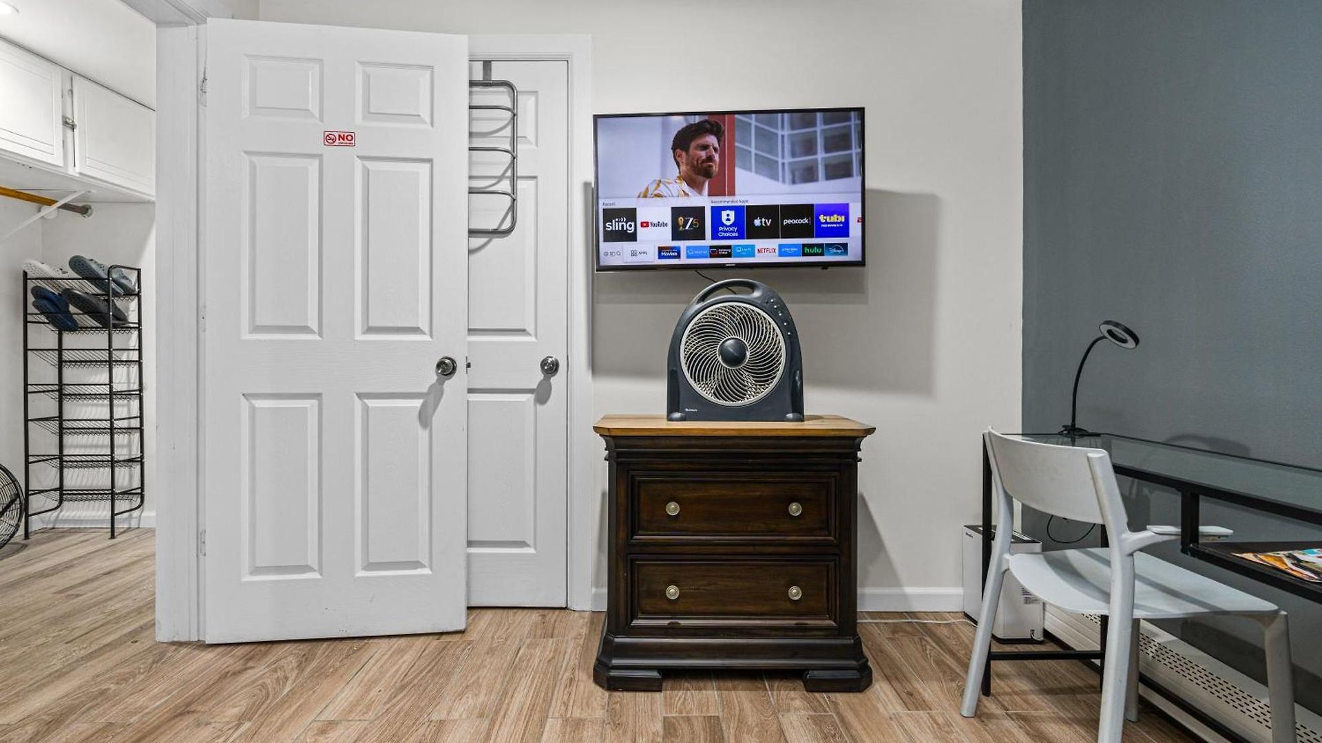 Elegant 2 Bedroom W Modern Amenities Apartment