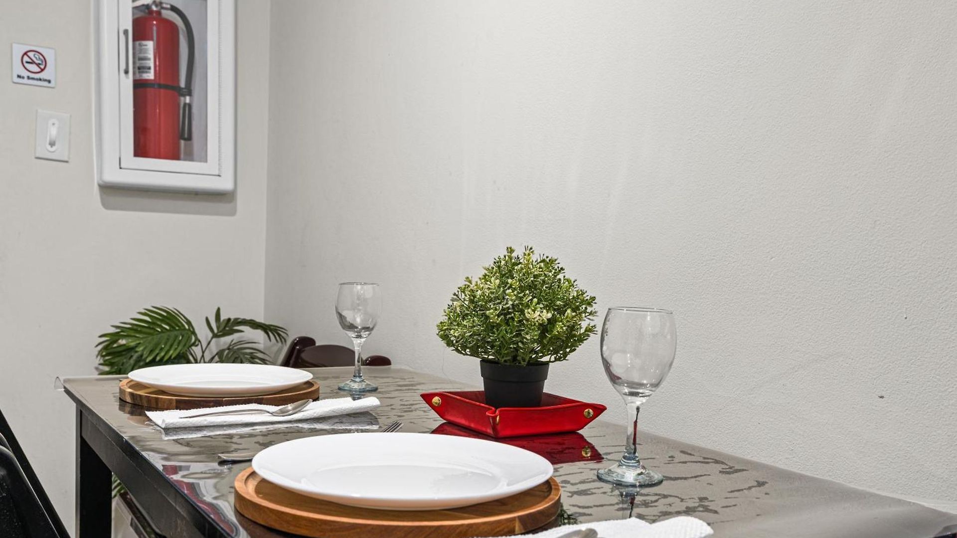 Elegant 2 Bedroom W Modern Amenities *