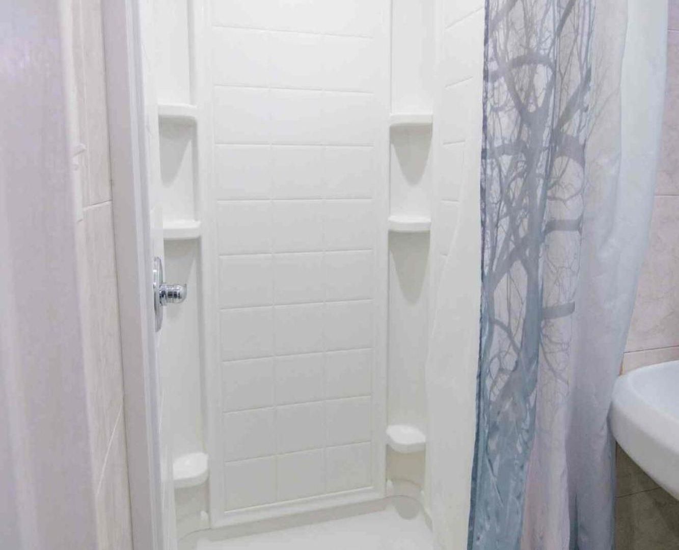 Elegant 2 Bedroom W Modern Amenities Apartment