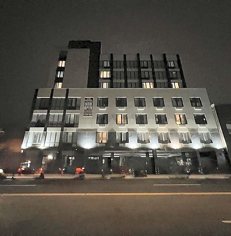 Hotel Liv Bronx 3*