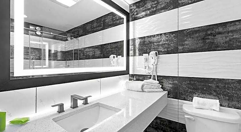 Liv Bronx Hotel 3*