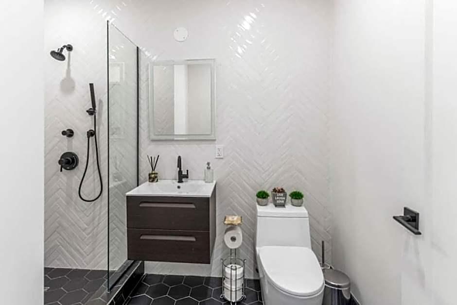 Hotel Luxe W Juliet Balcony In Upper East New York