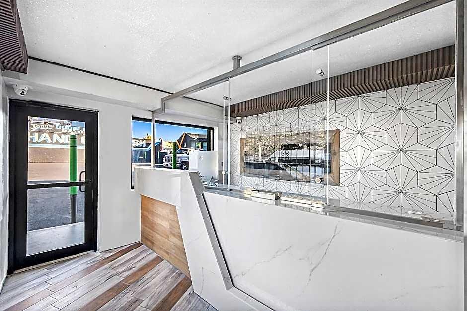 Opus Bronx Hotel 2*
