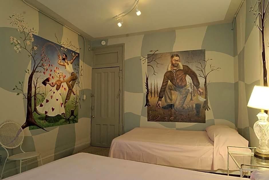 Carlton Arms 2*