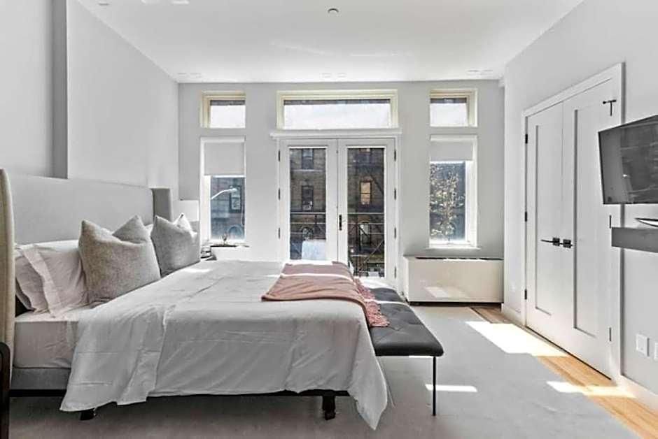 Hotel Luxe W Juliet Balcony In Upper East New York
