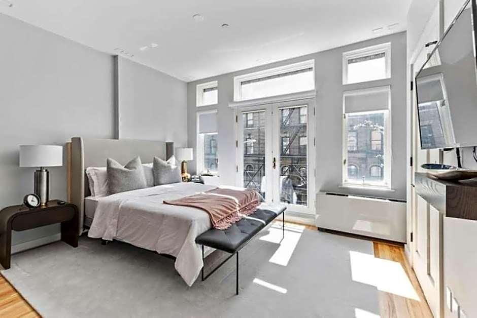 Luxe W Juliet Balcony In Upper East New York