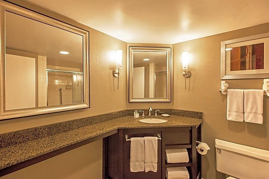 Doubletree By Hilton New York-laguardia 3*