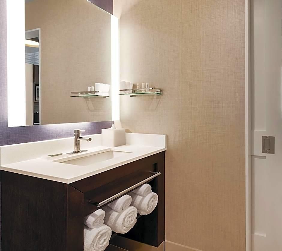 Hotel By Marriott Jfk Airport 3*
