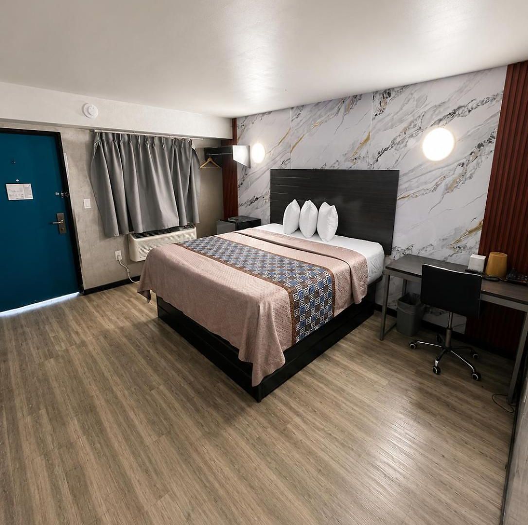 Hotel Opus Bronx Near Bay Plaza Mall 3*