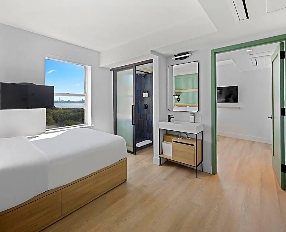 Riverside Tower Hotel 2*