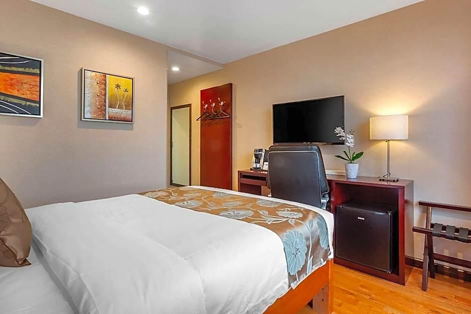 The L Hotel 3*