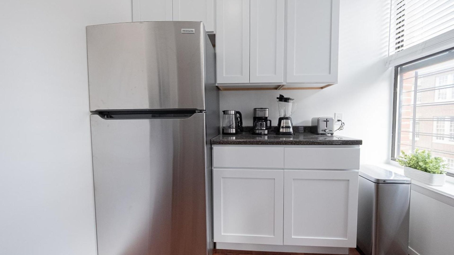 Sunlit 2br Park North Elevator & Laundry