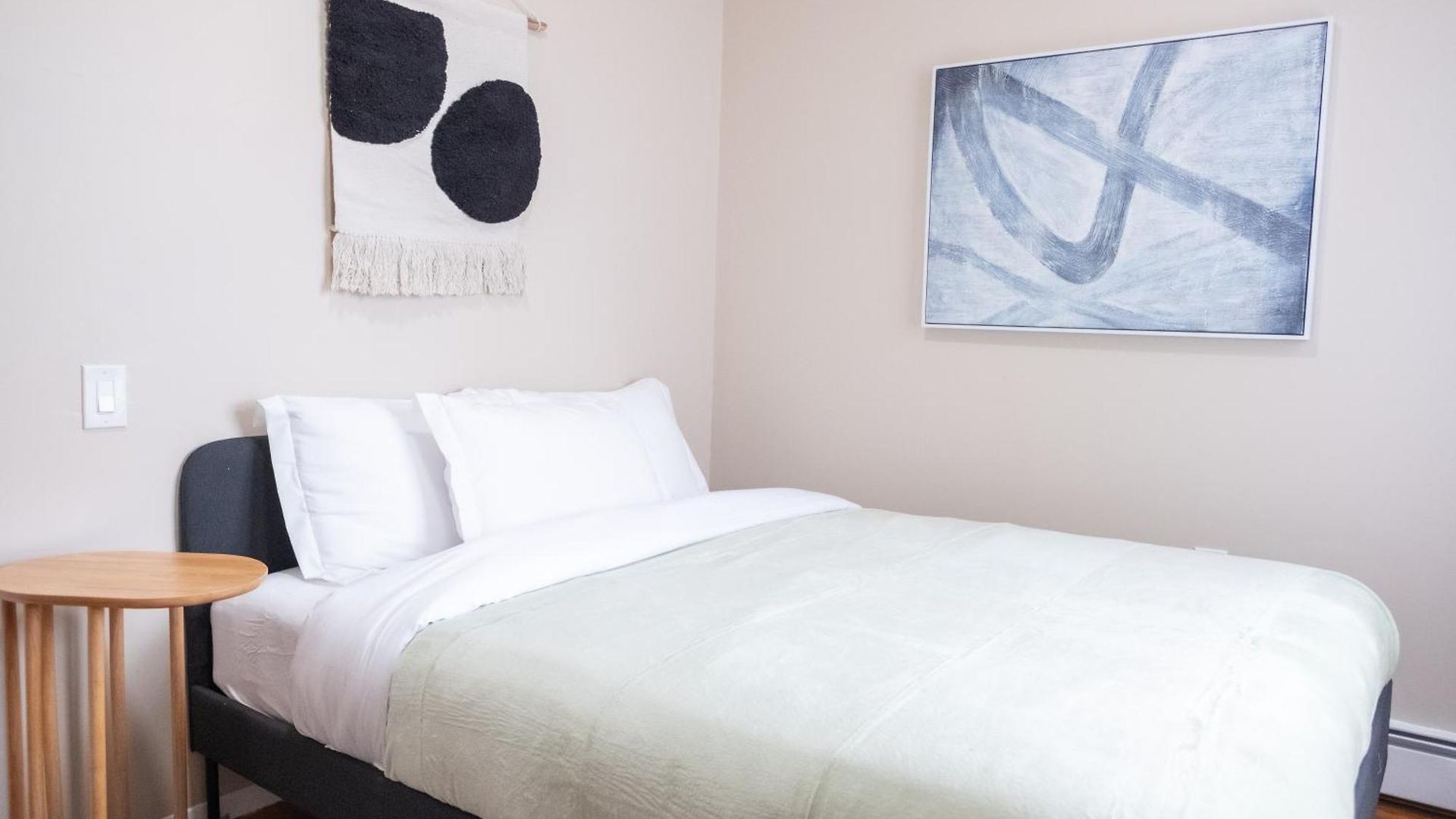 Sunlit 2br Park North Elevator & Laundry Apartment