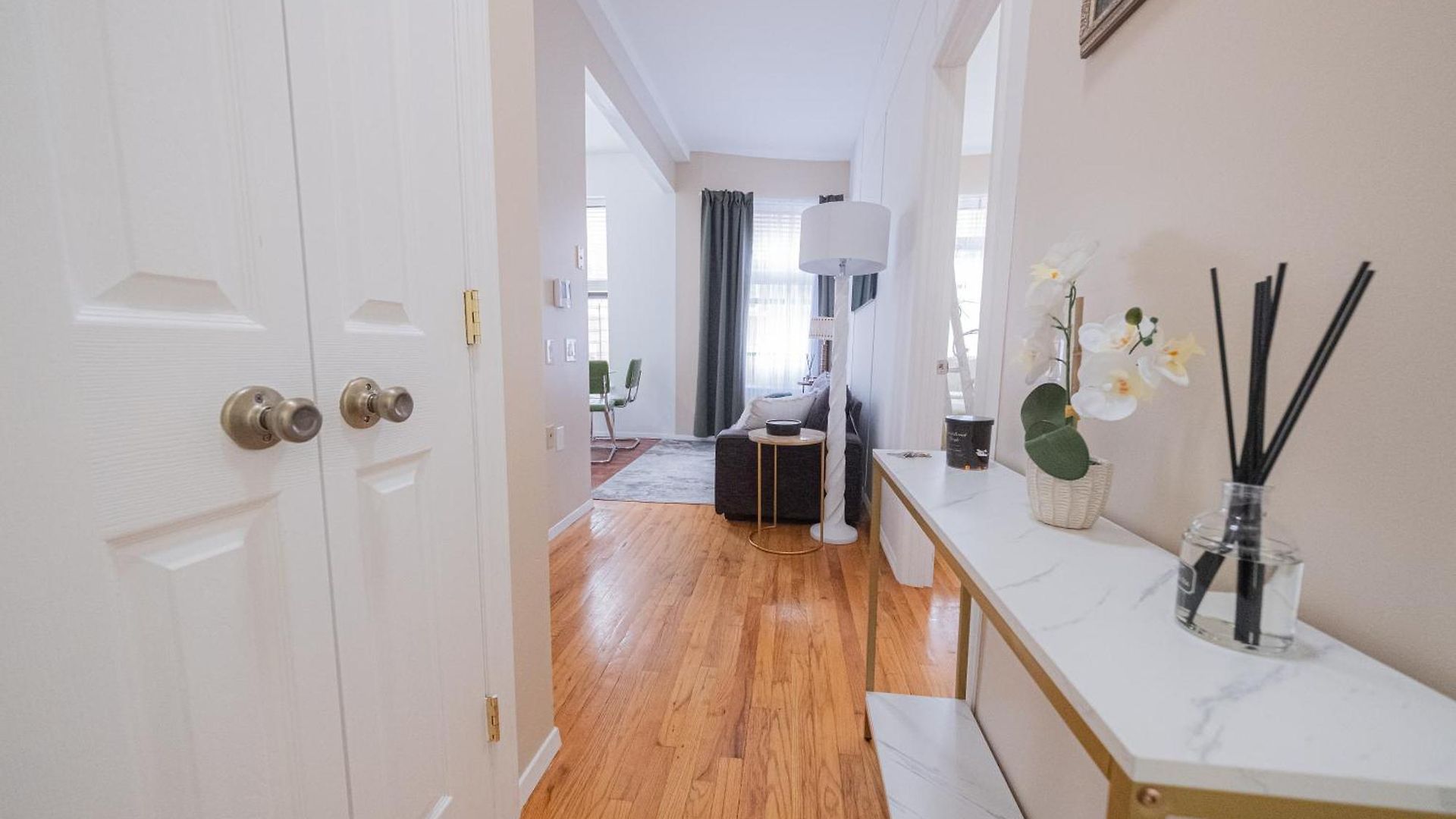 Sunlit 2br Park North Elevator & Laundry Apartment