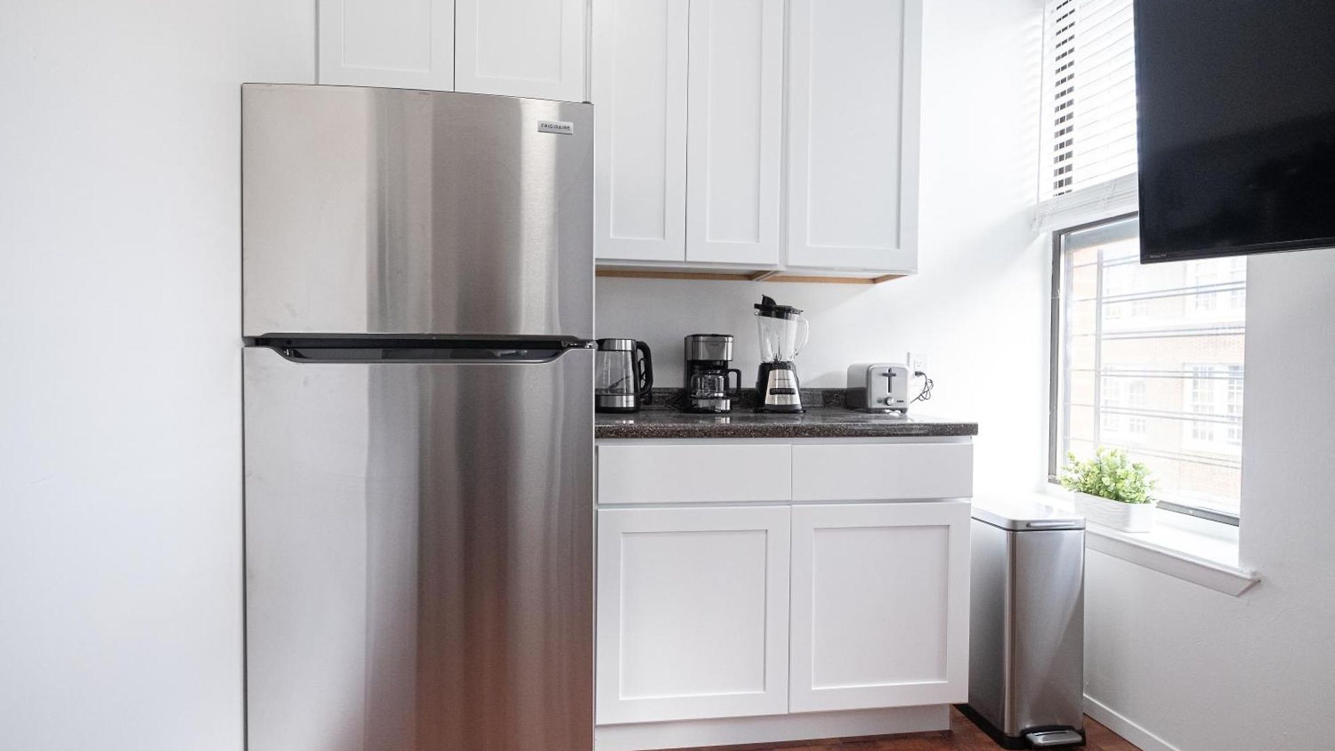 Sunlit 2br Park North Elevator & Laundry Apartment New York
