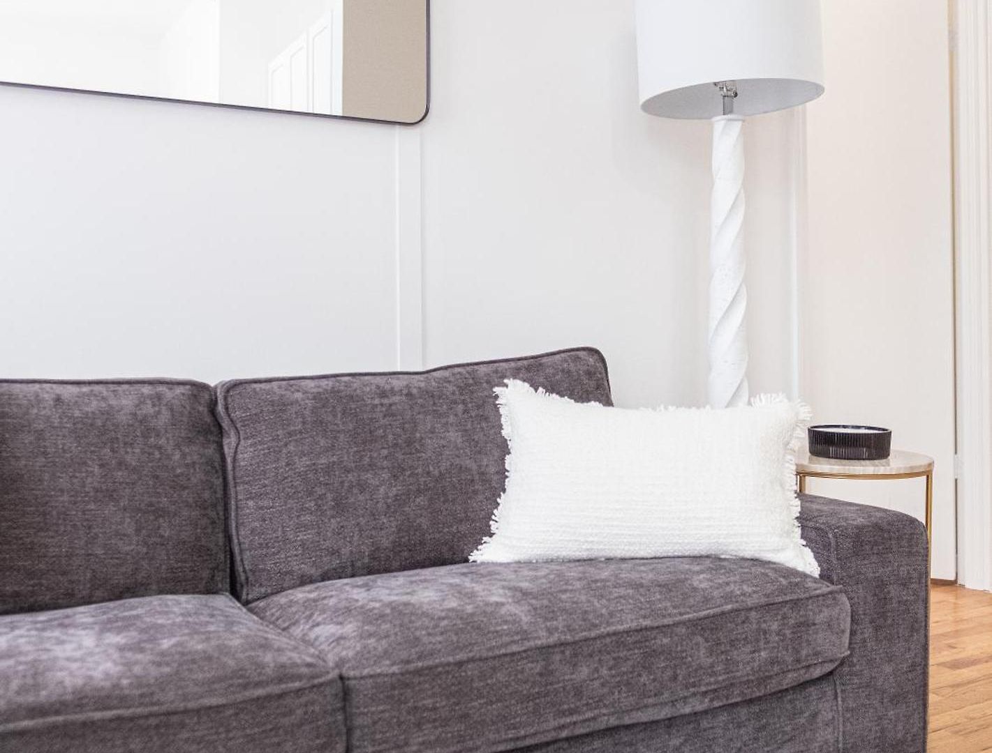 Sunlit 2br Park North Elevator & Laundry Apartment