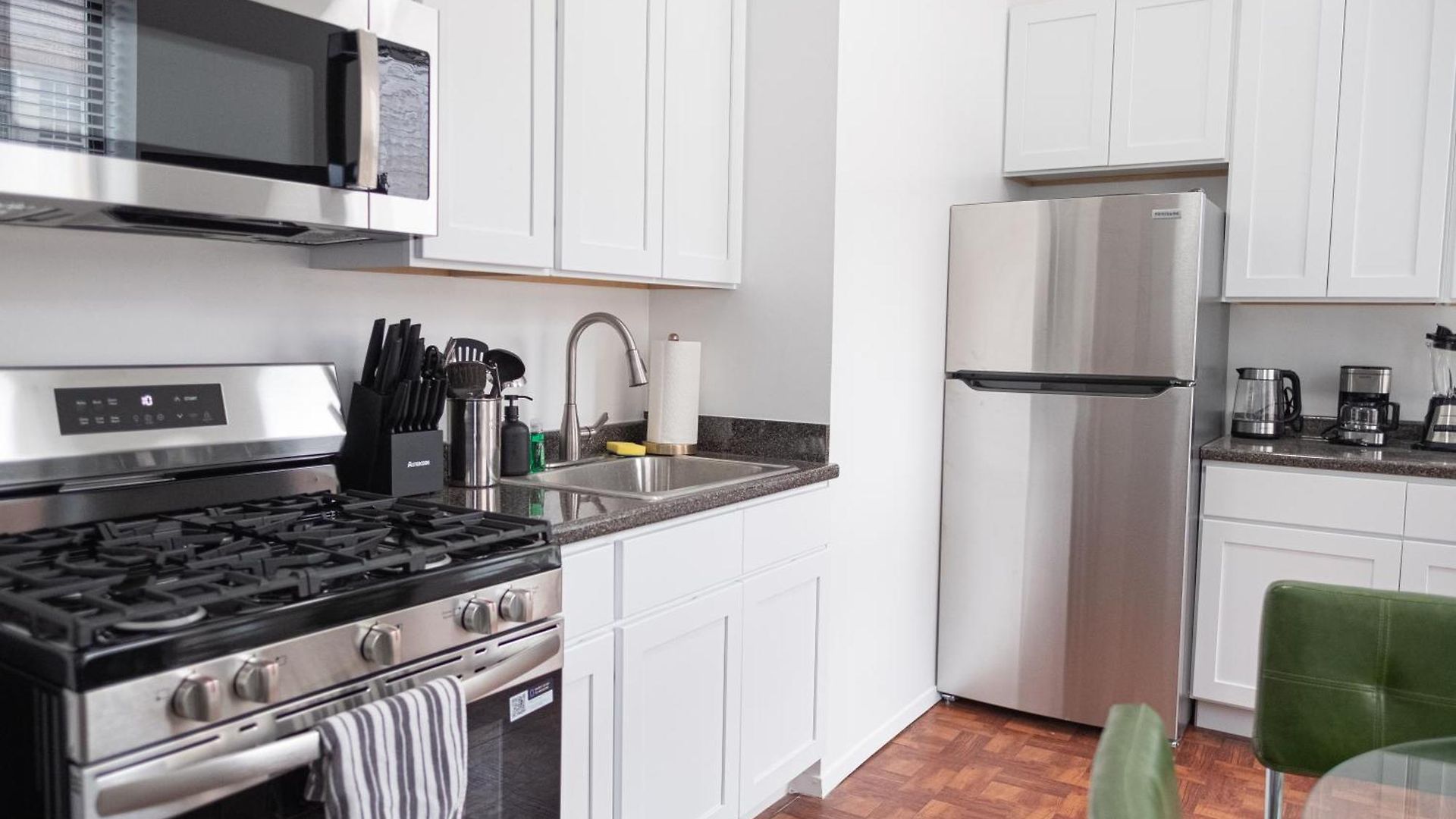 Sunlit 2br Park North Elevator & Laundry