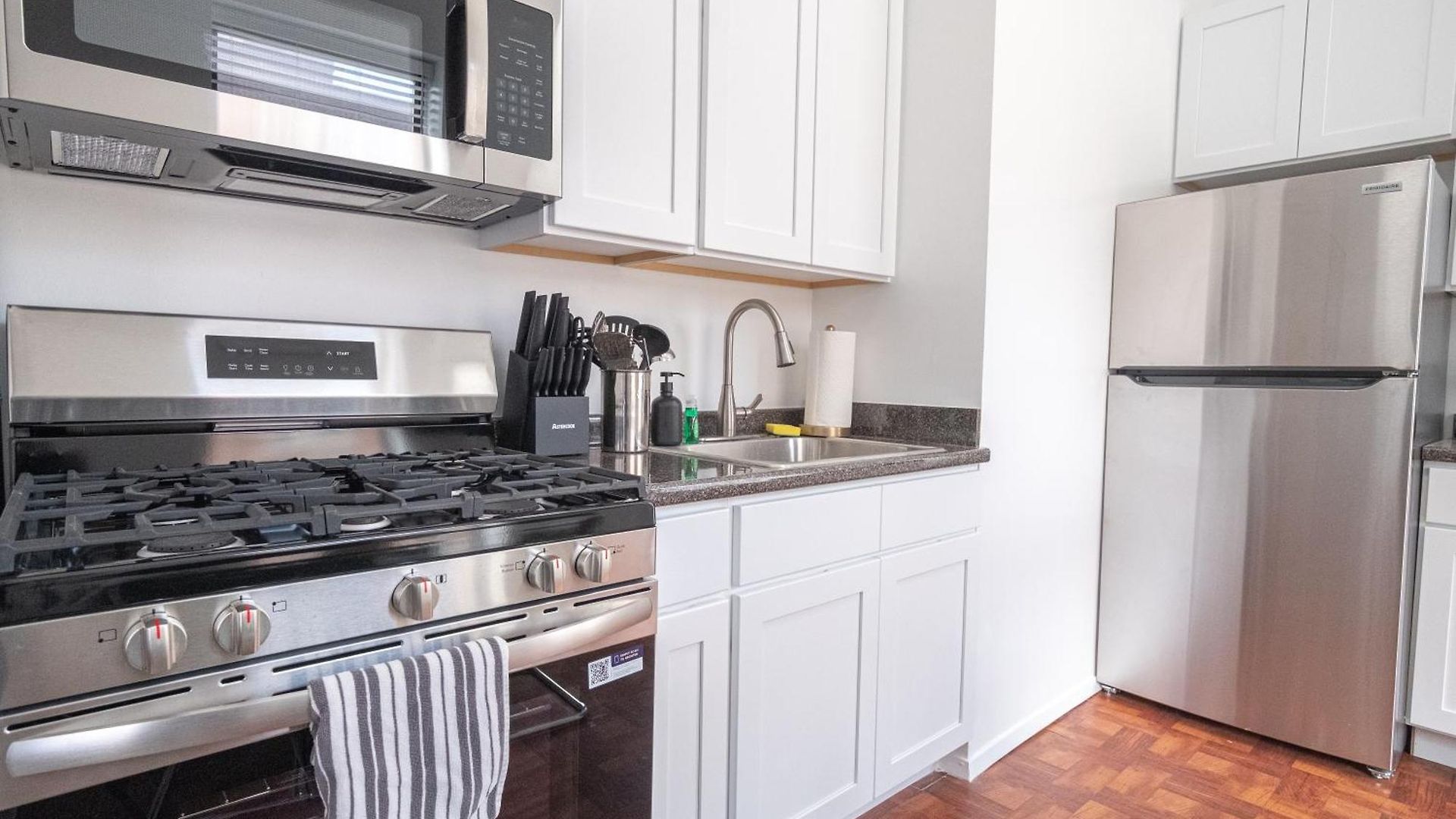 Apartment Sunlit 2br Park North Elevator & Laundry *