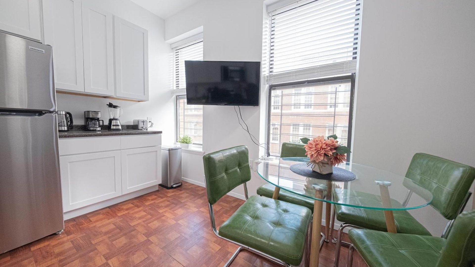 Sunlit 2br Park North Elevator & Laundry