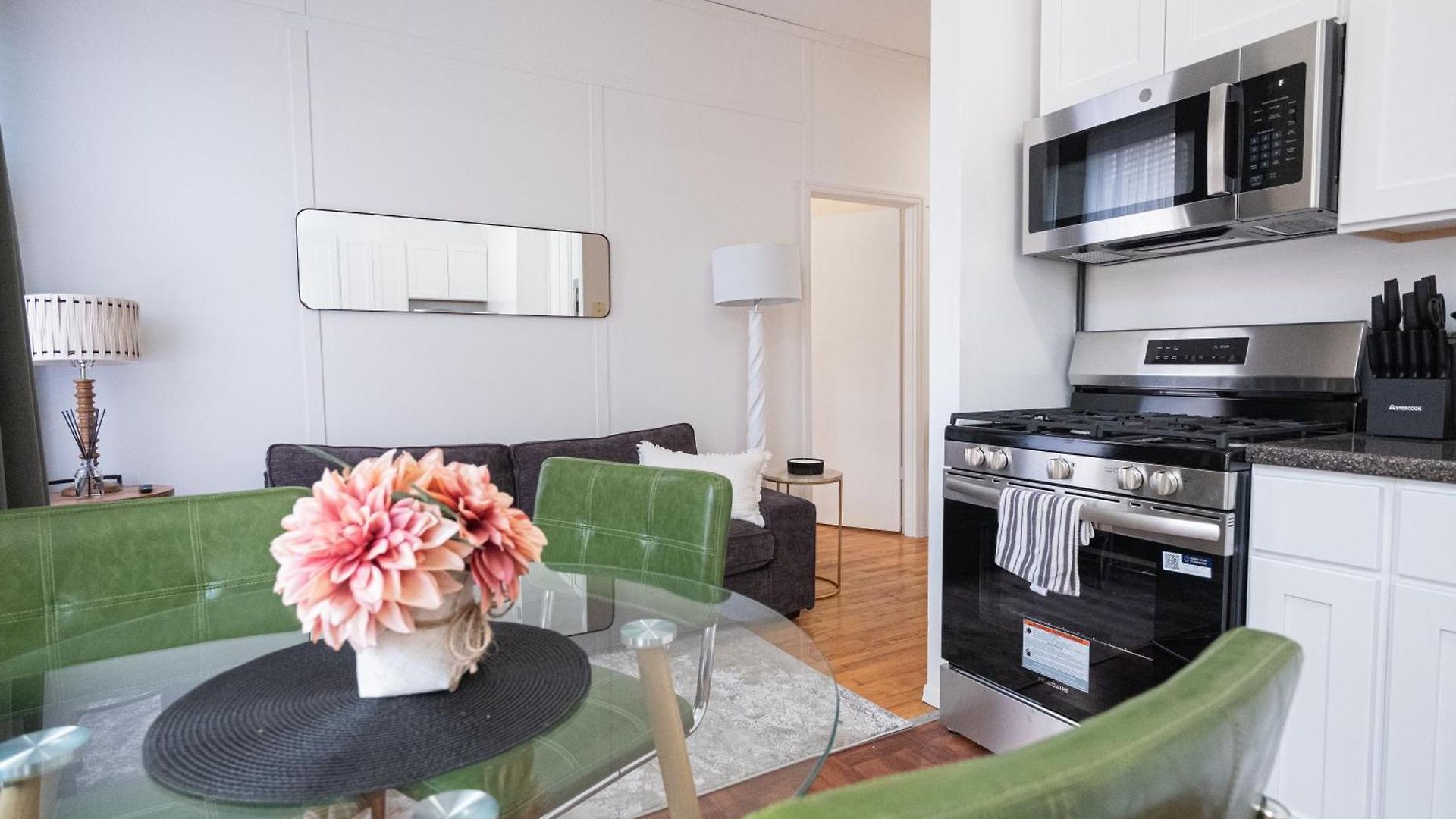 Sunlit 2br Park North Elevator & Laundry Apartment