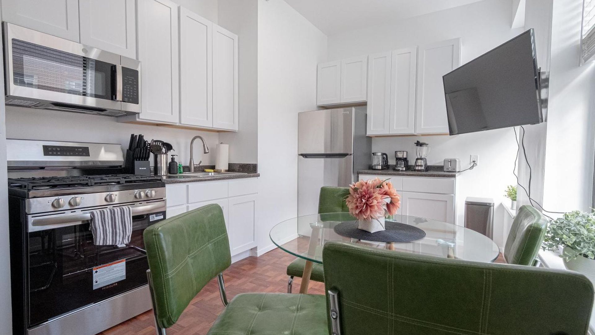 Sunlit 2br Park North Elevator & Laundry Apartment New York
