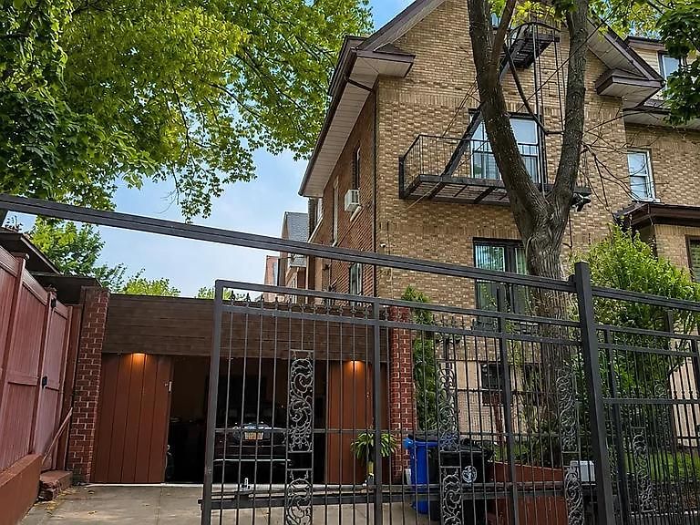 Luxury Pre-war Townhouse Bronx 5br *