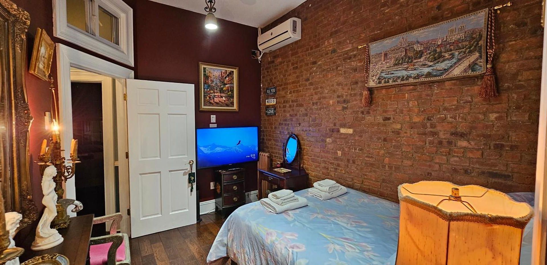 In A Luxurious Colonial Townhouse Homestay New York