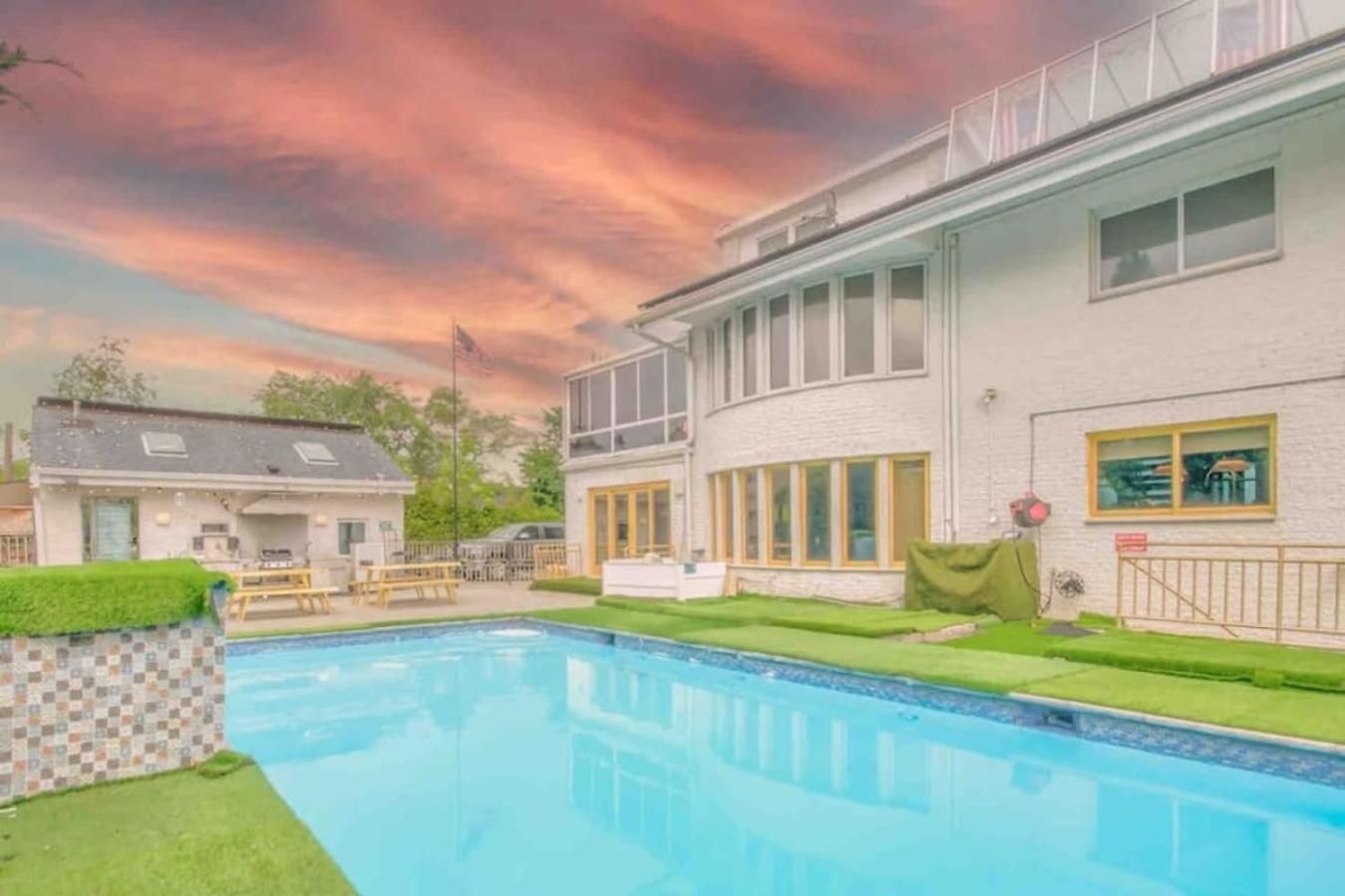 Holiday home Bayside Queens 6br Gated With Private Heated Pool Game And Water Views *