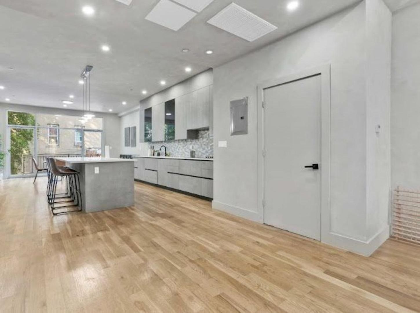 Jimmy's Brownstone Penthouse! Its Personal, Luxury, Your Away From Home!! *