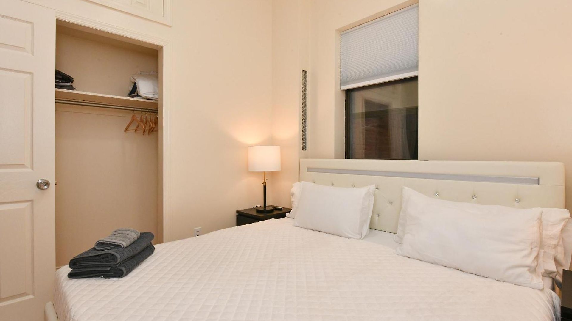 Cozy 2br Haven Right Above Park
