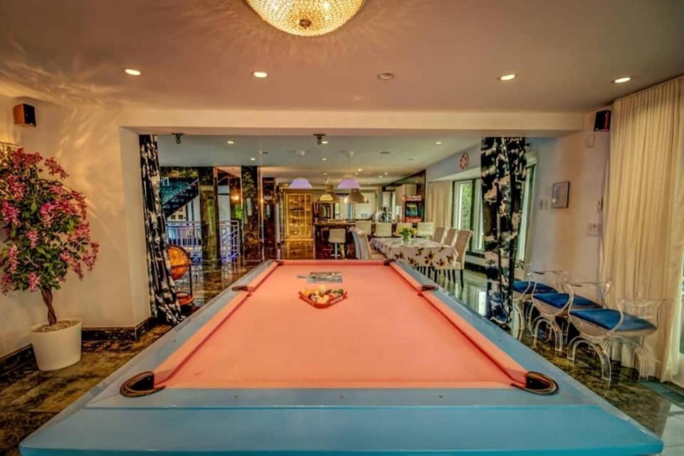 Holiday home Bayside Queens 6br Gated With Private Heated Pool Game And Water Views New York